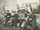 Skupina povstalc s ukoistnmi zbranmi, vyfoceno po osvobozen msta