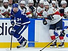 Auston Matthews (34) z Toronto Maple Leafs vede puk v zápase s Florida Panthers.