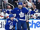 Mitch Marner (16) a Chris Tanev (8) z Toronto Maple Leafs oslavují gól.