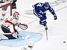 Auston Matthews (34) z Toronto Maple Leafs se snaí teovat v zápase s Florida...