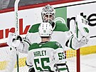 Jake Oettinger (29) a Thomas Harley (55) slaví výhru Dallas Stars.