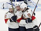Anton Lundell (15), Brad Marchand (63) a Aaron Ekblad (5) slaví floridskou...