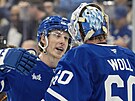 Mitch Marner (16) a Joseph Woll (60) slaví výhru Toronto Maple Leafs.