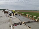 Dlnci na D35 u Hoic betonuj posledn st mostovky na estakd dlouh 340...