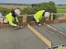 Dlnci na D35 u Hoic betonuj posledn st mostovky na estakd dlouh 340...