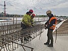 Dlnci na D35 u Hoic betonuj posledn st mostovky na estakd dlouh 340...
