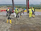 Dlnci na D35 u Hoic betonuj posledn st mostovky na estakd dlouh 340...