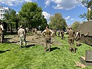 Nadenci do vojensk historie stavli v afakovch sadech kemp 16. obrnn...