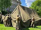 Nadenci do vojensk historie stavli v afakovch sadech kemp 16. obrnn...