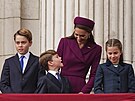 Princ George, princ Louis, princezna Kate a princezna Charlotte na balkonu...