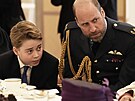 Princ George a princ William na setkání s veterány v Buckinghamském paláci (5....