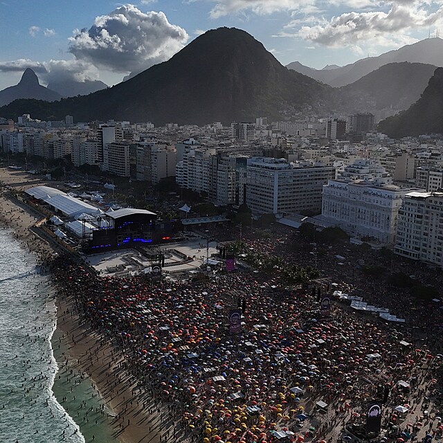 Lady Gaga pilkala na brazilskou pl Copacabana rekordn mnostv fanouk....