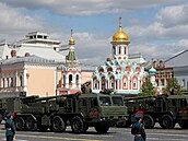 Rusko si na Rudém nám�stí v Moskv� p�ipomíná vojenskou p�ehlídkou konec Velké...