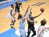 Stephen Brown se snaží zakončit nájezd přes Noaha Cartera.