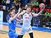 Ondej Sehnal z Nymburka zakonuje na ko Olomoucka kolem Dominika áka.