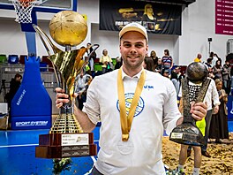 Kou Martin Bata s trofejemi pro vtzn tm BL a Euroligy.