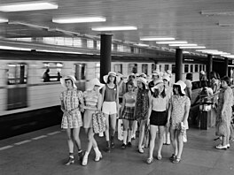 Dívky II.ZDS z Chodova u Karlových Var� si prohlí�ejí stanici metra Gottwaldova...