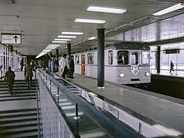 Vlak ve stanici Gottwaldova (pozd�ji Vy�ehrad) ze dne 15. dubna 1975.