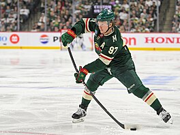 Kirill Kaprizov v akci v �estém zápase play off proti Vegas.