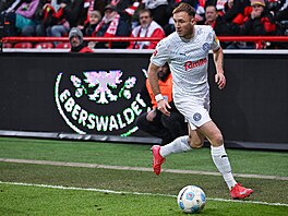 Slovenský krajní hrá� Dominik Javor�ek v dresu bundesligového Holsteinu Kiel.