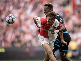 Mojmír Chytil ze Slavie a Sampson Dweh z Plzn sledují balon.