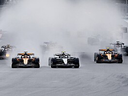 Jezdci se b�hem sprintu v Miami potýkali s de�tivými podmínkami.