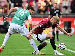 Jaroslav Zelený (vpravo) ze Sparty se snaí obejít s balonem Martina Cedidlu z...