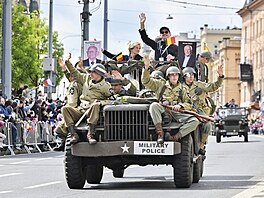 Plzní projel Konvoj svobody s rekordními 400 kusy vojenské historické techniky....