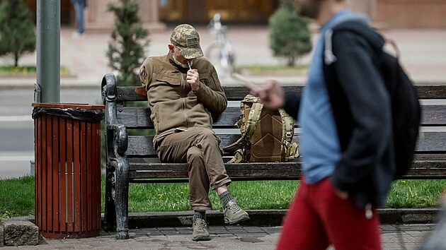 Ukrajinský veterán Jurij pokuřuje v centru Kyjeva. (29. května 2025)