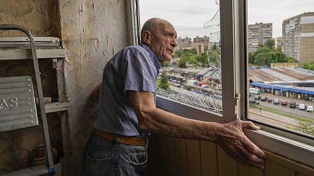 Kyjevský důchodce obhlíží následky ruského útoku na hlavní město. (7. května 2025)