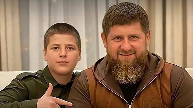 Adam Kadyrov se svm otcem Ramzanem na archivnm snmku