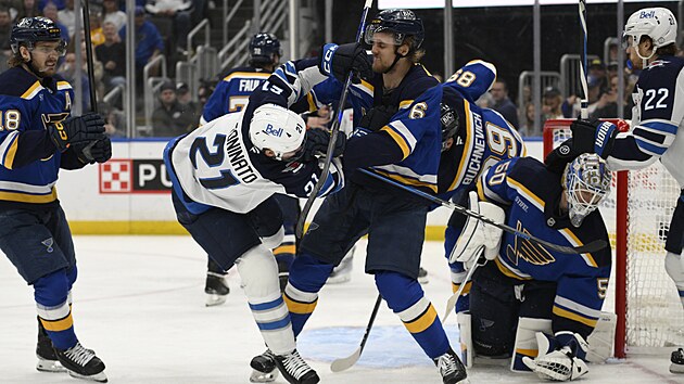 Philip Broberg ze St. Louis se pouchuje s Philipem Brobergem z Winnipegu.