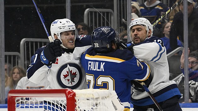 Dominic Toninato (vlevo) a Nino Niederreiter z Winnipegu krot Justina Faulka ze St. Louis.