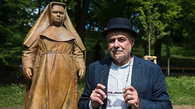 Slavnostn� odhalen� d�la akademick�ho socha�e Radima Hankeho (na sn�mku) k poct� blahoslaven� Marii Restitut� Kafkov�, �eholnice popraven� nacisty, v parku nesouc�m jej� jm�no. Nach�z� se v brn�nsk�ch Husovic�ch. (1. kv�tna 2025)