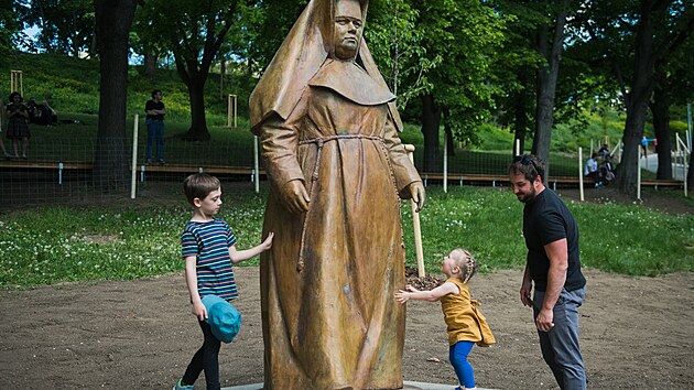 Slavnostn� odhalen� sochy Marie Restituty Kafkov� v parku nesouc�m jej� jm�no v brn�nsk�ch Husovic�ch. (1. kv�tna 2025)
