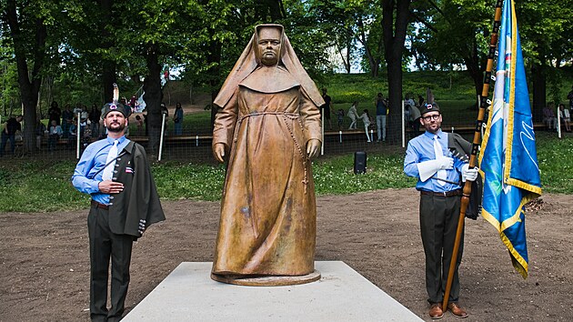 Nov� socha Marie Restituty Kafkov� se nach�z� v parku nesouc�m jej� n�zev v brn�nsk�ch Husovic�ch. (1. kv�tna 2025)