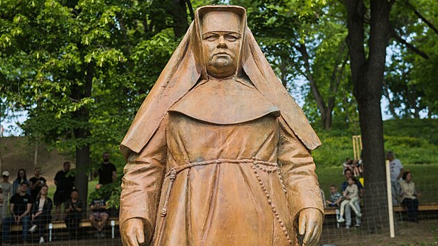 Nov� socha je poctou blahoslaven� Marii Restitut� Kafkov�, �eholnice popraven� nacisty. Ta se narodila v roce 1894 nedaleko v Husovic�ch. (1. kv�tna 2025)