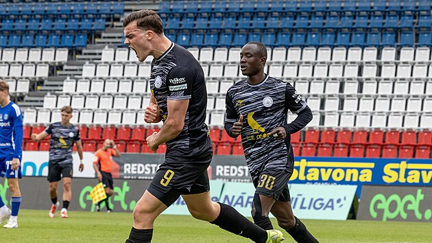 Olaf Kok z Vy�kova (�íslo 9) se raduje z gólu do sít� Olomouce B. (4. kv�tna...