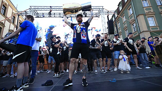 Hokejist Komety Brno s Masarykovm pohrem pro vtze extraligy pi oslav na Zelnm trhu. (2. kvtna 2025)