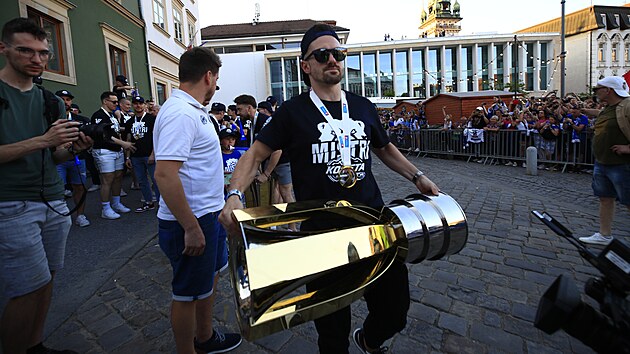 Kapitn hokejist Komety Brno Jakub Flek s Masarykovm pohrem pro vtze extraligy pi oslav na Zelnm trhu. (2. kvtna 2025)