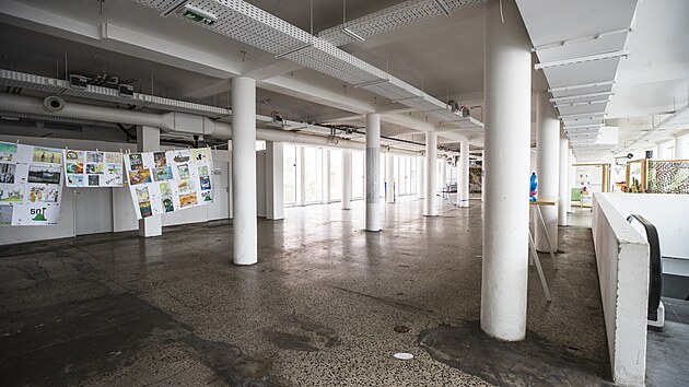 Kryt trnice na Zelnm trhu v Brn je z velk sti osiel. Prvn patro m dostat do uvn Vysok uen technick. (kvten 2025)