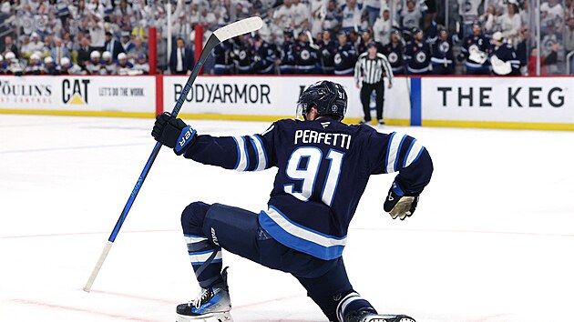 Cole Perfetti z Winnipeg Jets slav vyrovnvac trefu v sedmm duelu srie se St. Louis Blues.