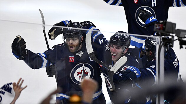 Hokejisté Winnipeg Jets slaví postup p�es St. Louis Blues.