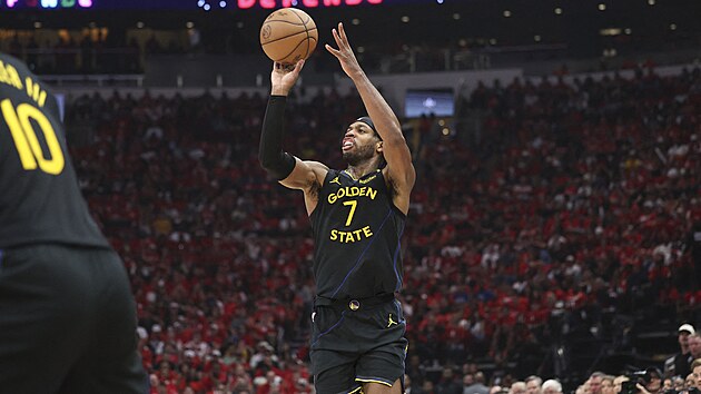 Buddy Hield z Golden State Warriors st�ílí v sedmém duelu s Houston Rockets.