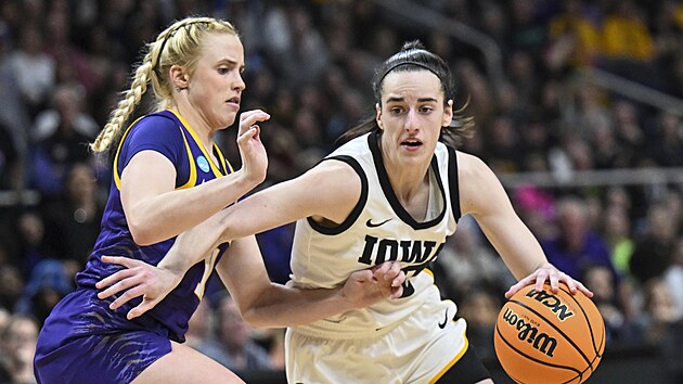 Caitlin Clarkov se tla kolem Hailey Van Lithov v univerzitnm kln.