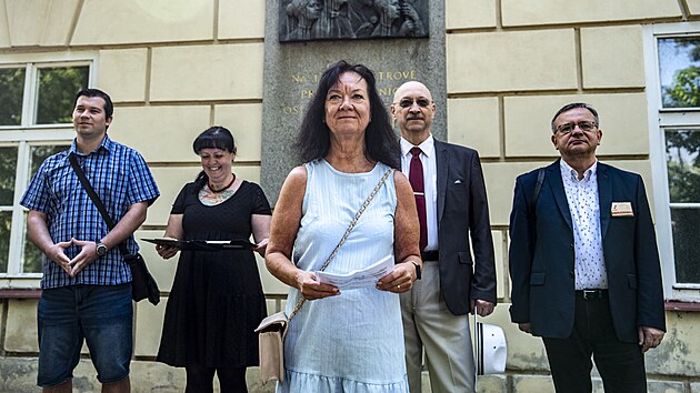 U desky pipomnajc vro prvn oslavy 1. mje v roce 1890 dnes promluvila fka praskch komunist Marta Semelov. Spolu s komunisty piel i exministr Jan Kavan za sociln demokraty ve vld Miloe Zemana. (1. kvtna 2025)