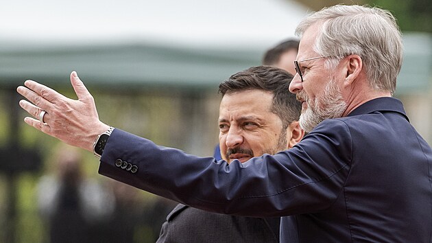 Premiér Petr Fiala vítá ukrajinského prezidenta Volodymyra Zelenského před Strakovou akademií. (5. května 2025)