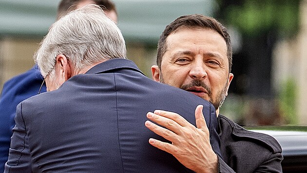 Prezident Ukrajiny Volodymyr Zelensky dorazil na Úřad vlády. Při přivítání ho premiér Petr Fiala objal. (5.května 2025)