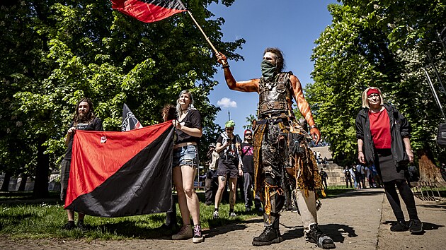 Anarchist dorazili na Steleck ostrov s vlajkami anarchistickmi, ale i palestinskmi. (1. kvtna 2025)