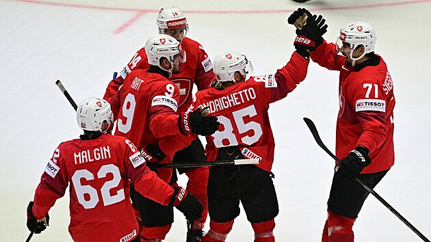 �v�car�t� hr��i se raduj� z druh�ho g�lu proti �ech�m.